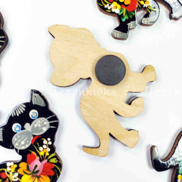 Магнит с Петриковской росписью "Чёрный кот" (ширина 8 см)